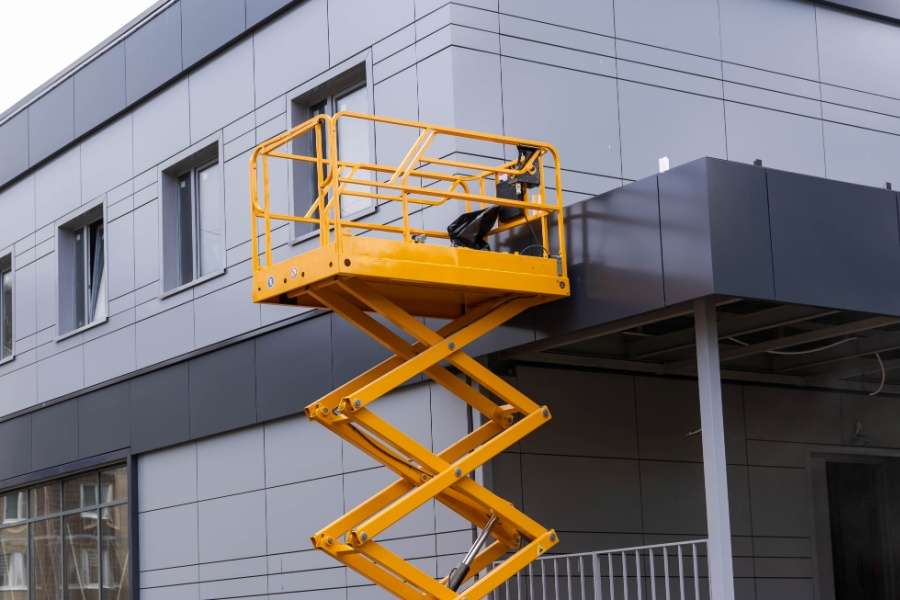 Safety Tips When Using Scissor Lifts in Dubai’s Construction Industry